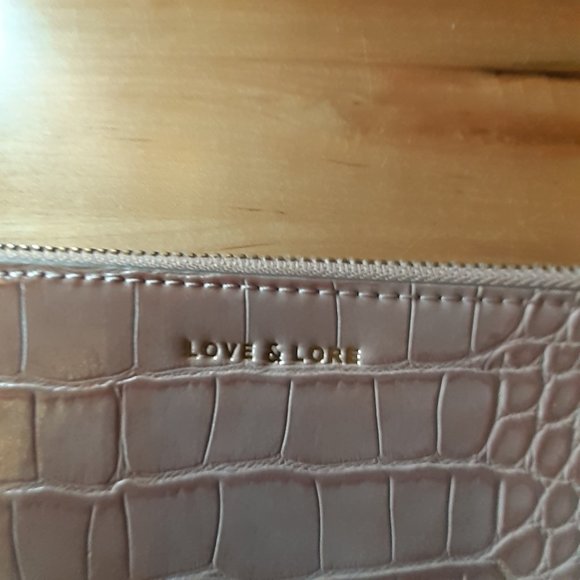 NWOT Love & Lore Pink Blush Faux Alligator Skin Gold Hardware Zip top Wristlet - Picture 4 of 7